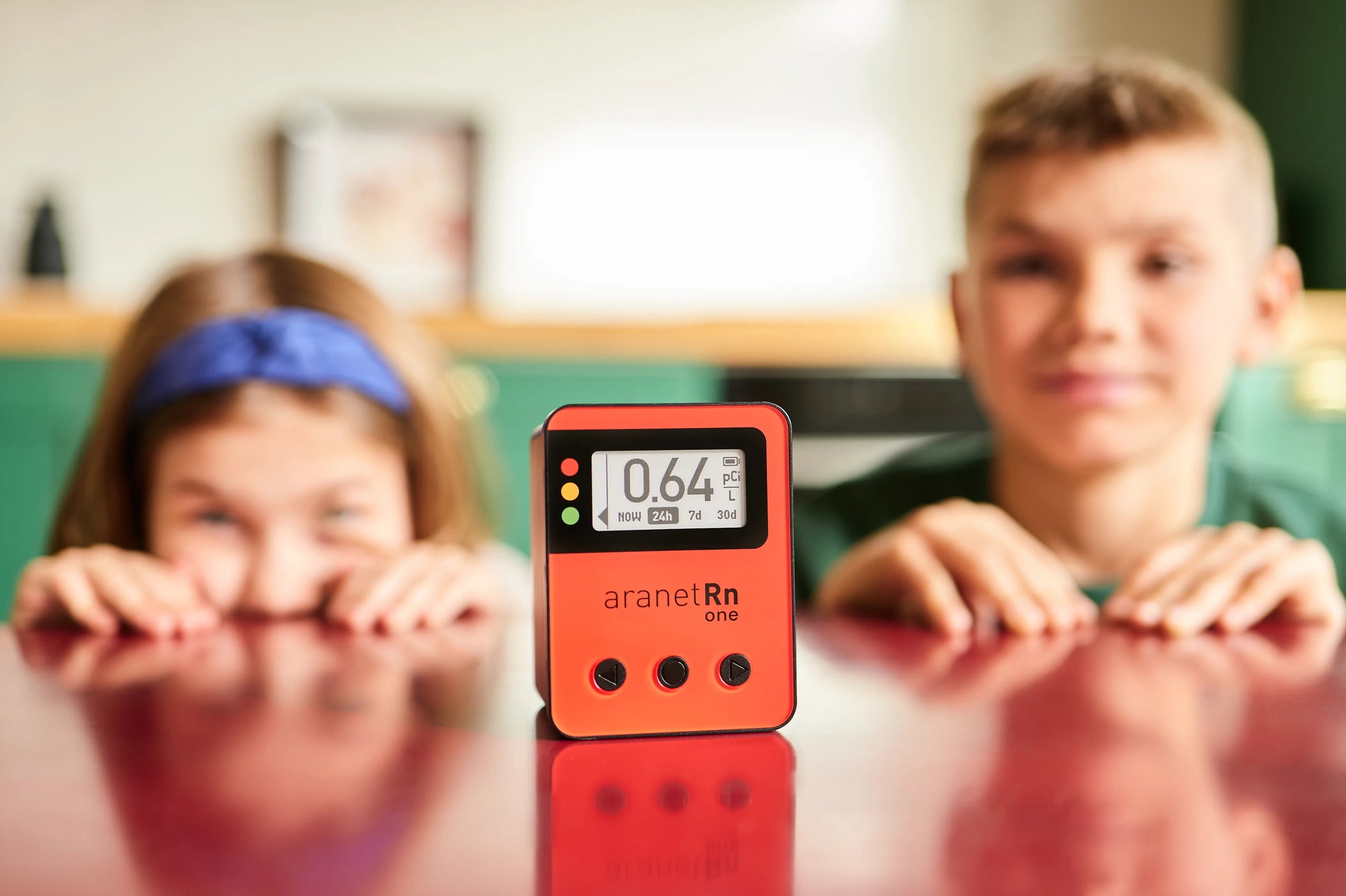 Aranet Radon One – Radondetektor, Bluetooth, E-Ink-Display, 7 Jahre – Schwarz/Rot