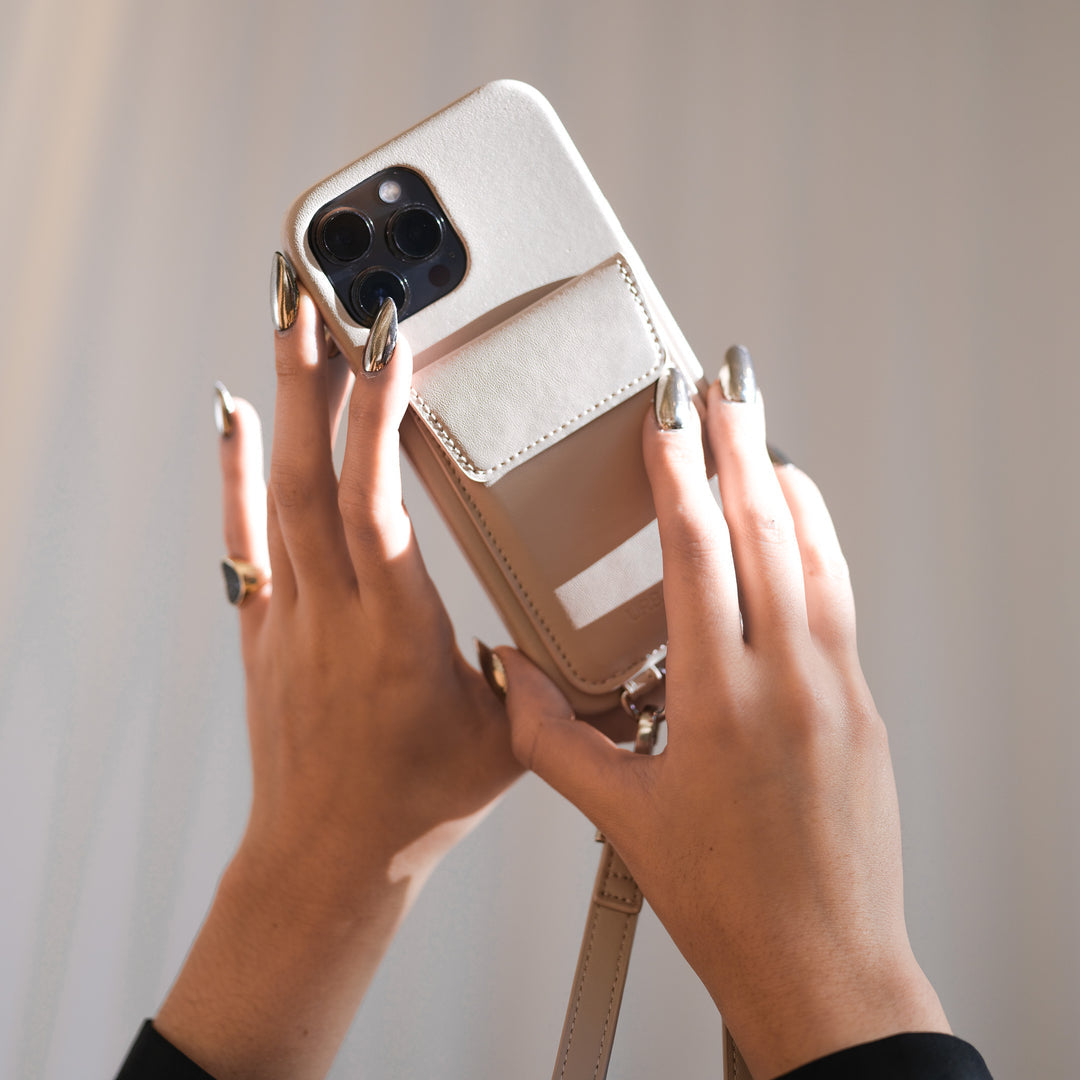Urbany's Necklace-Hülle Beach Beauty – für Apple iPhone 17 – beige – mit Kartenfach