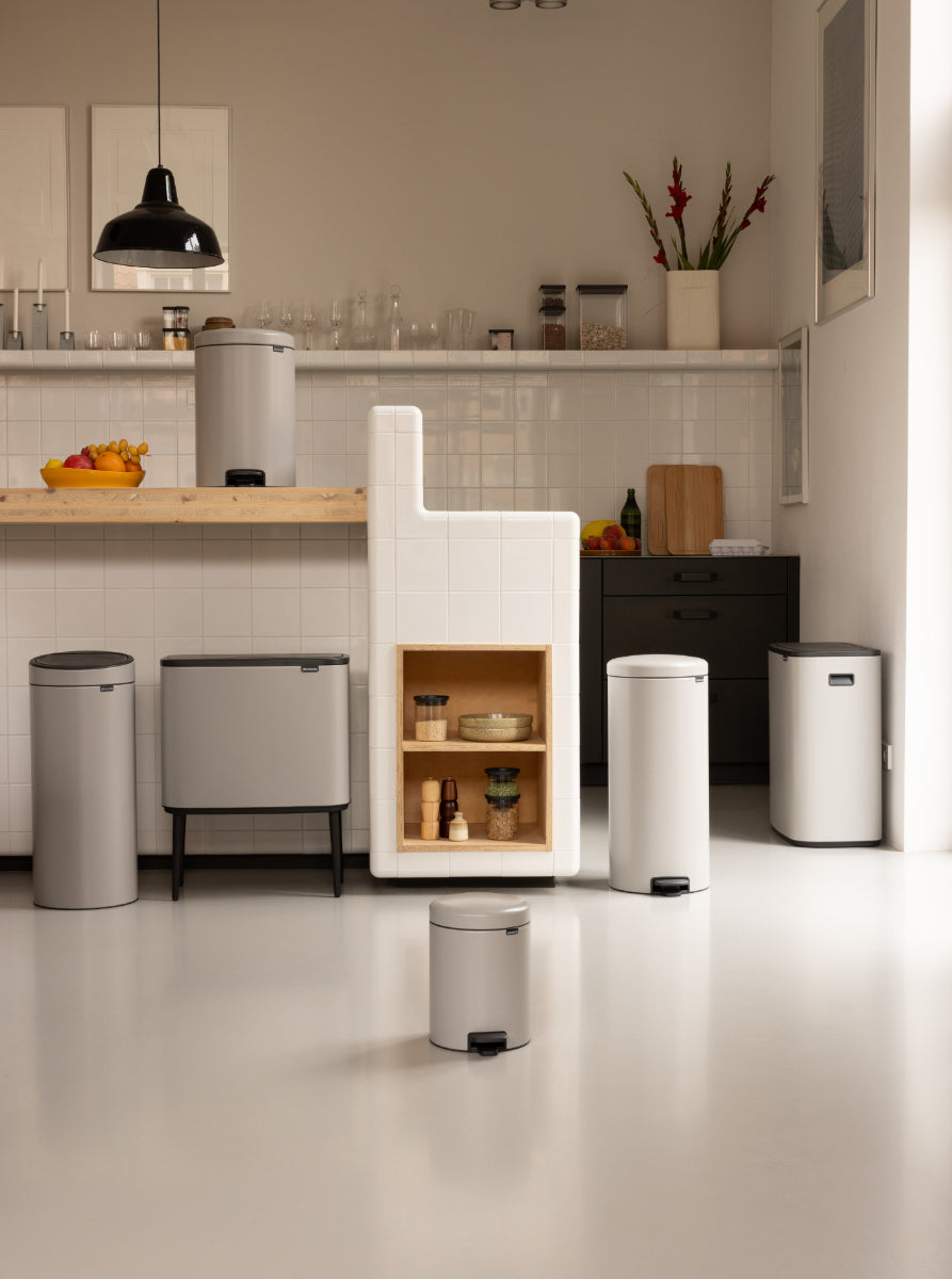 Brabantia NewIcon Treteimer – 12 l – Stahl, rund – Hellgrau – Soft-Close, Anti-Rutsch