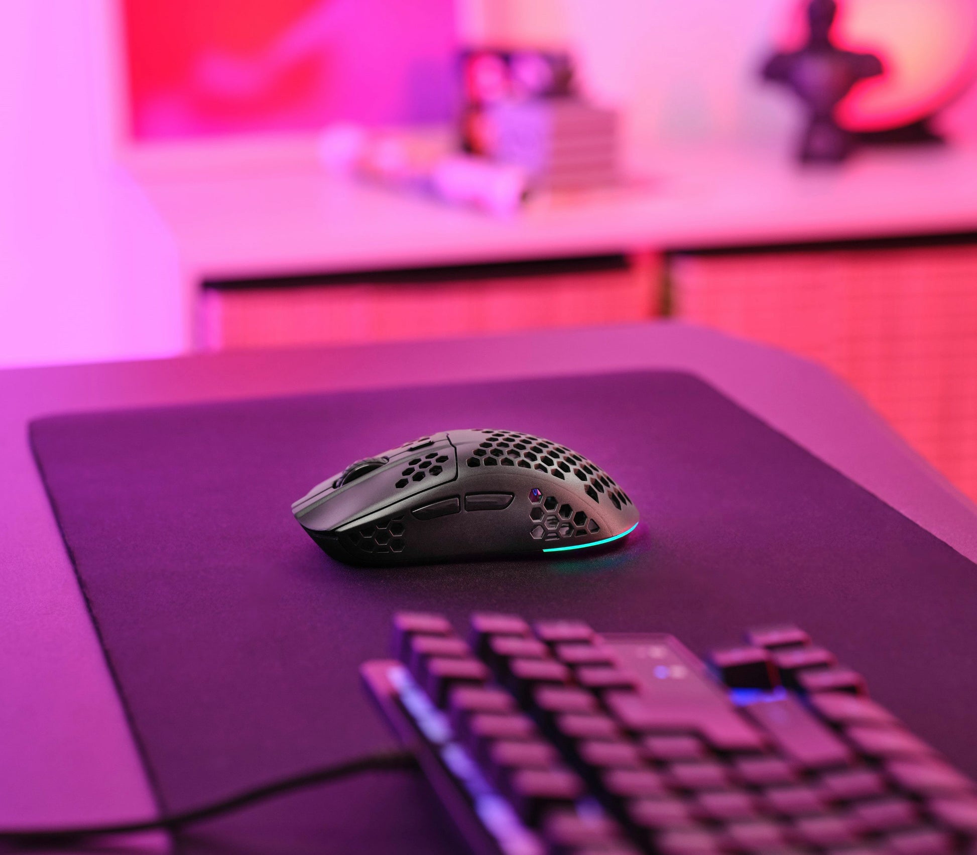 Trust GXT929 Helox – Gaming-Maus – Kabellos (2,4 GHz), 4800 DPI, RGB-Beleuchtung, rechts