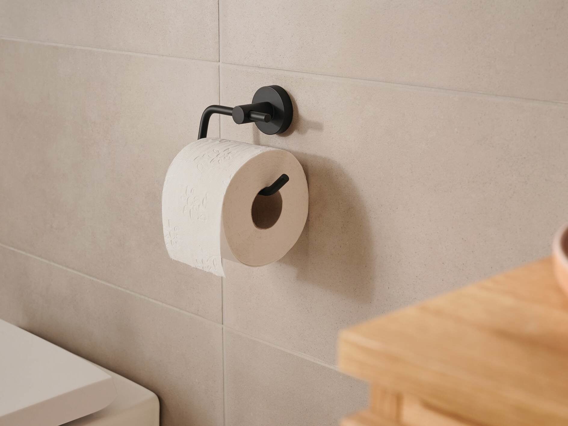 TESA MOON BLACK – Toilettenpapierhalter – Stahl matt, schwarz, wandmontiert, klebend, 14 × 5,3 × 9,9 cm