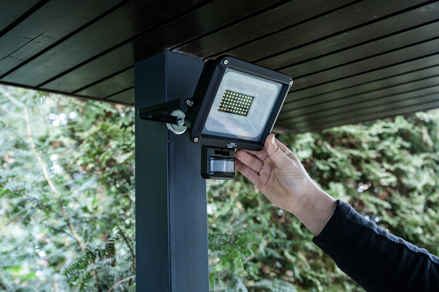 Brennenstuhl Aussenwandleuchte – 6500 K – IP65 – Netzbetrieb – mit Bewegungsmelder – Schwarz – Metall
