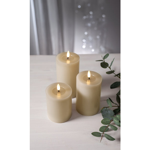 Star Trading LED-Säulenkerze – Ø 7,5 × 12,5 cm – Batteriebetrieb, Timer 6 Std. Ein/18 Std. Aus, Beige