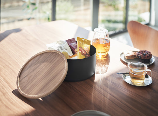 Yamazaki Aufbewahrungsbox (mit Deckel) – Stahl/Holz – Schwarz/Natur – Ø 220 × H 110 mm