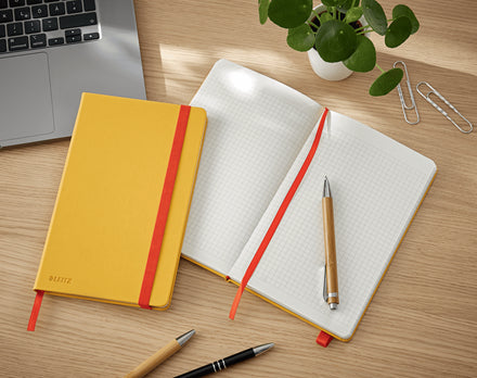 Leitz Cosy Notizbuch – A5 – kariert 5 mm – 80 Seiten – 100 g/m² – Hardcover, Gummiband – Gelb