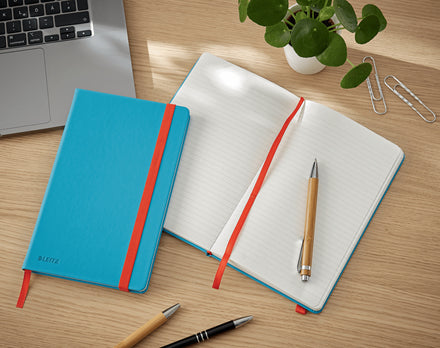 Leitz Cosy Notizbuch – A5 – Liniert 5 mm – 80 Seiten – 330 g/m² – Hardcover, Gummiband, Blau