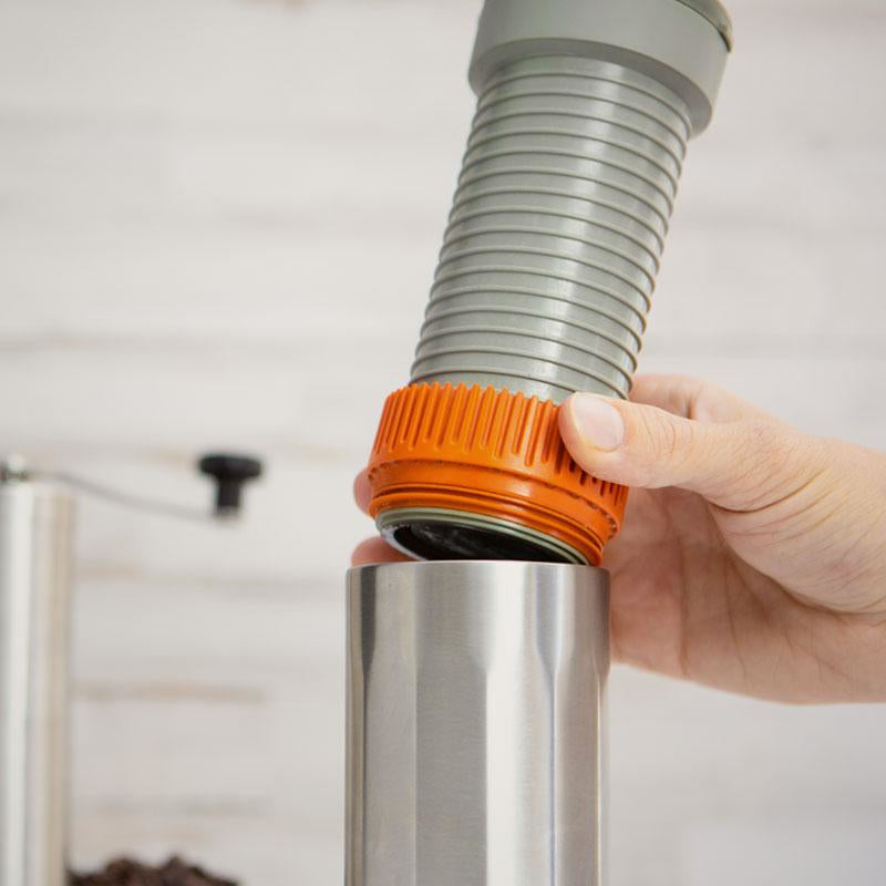 Wacaco Pipamoka Pipa French Press / Kaffeebereiter – 0,3 l, 1 Tasse, Edelstahl/Orange, 7,3 × 18,2 × 7,3 cm