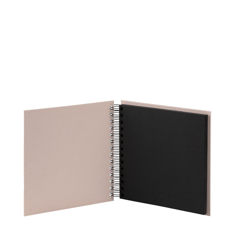Rössler Soho – Fotobuch, Spiralbindung, 60 schwarze Seiten, 18 × 18 cm, Karton, Altrosa