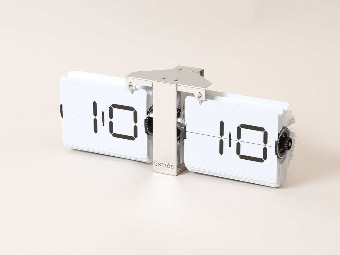 Esmée MES240.006.01 Tischuhr – Digital, Flip-Clock, lautlos, 36 × 13,9 × 8,5 cm, Silber