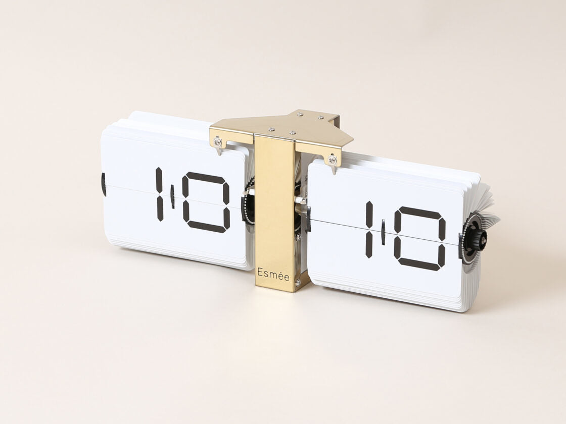 Esmée Wanduhr – Digital, 36 × 13,9 × 8,5 cm, gold
