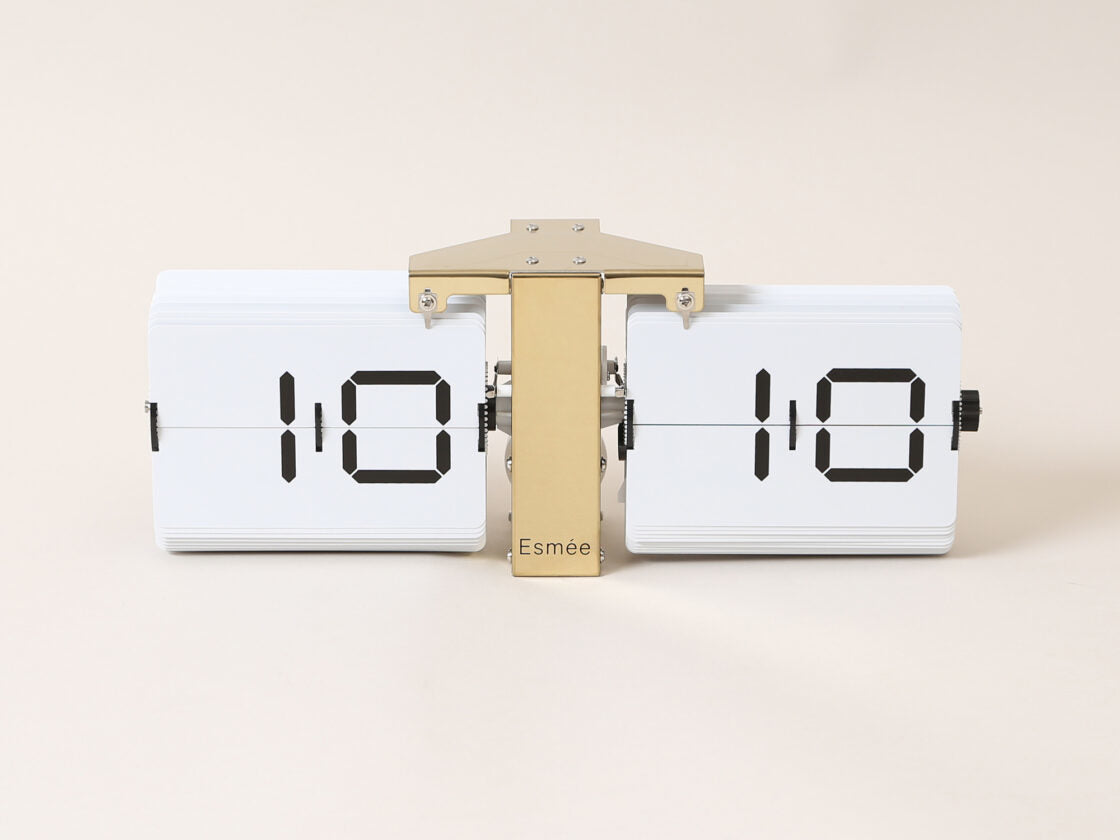 Esmée Wanduhr – Digital, 36 × 13,9 × 8,5 cm, gold