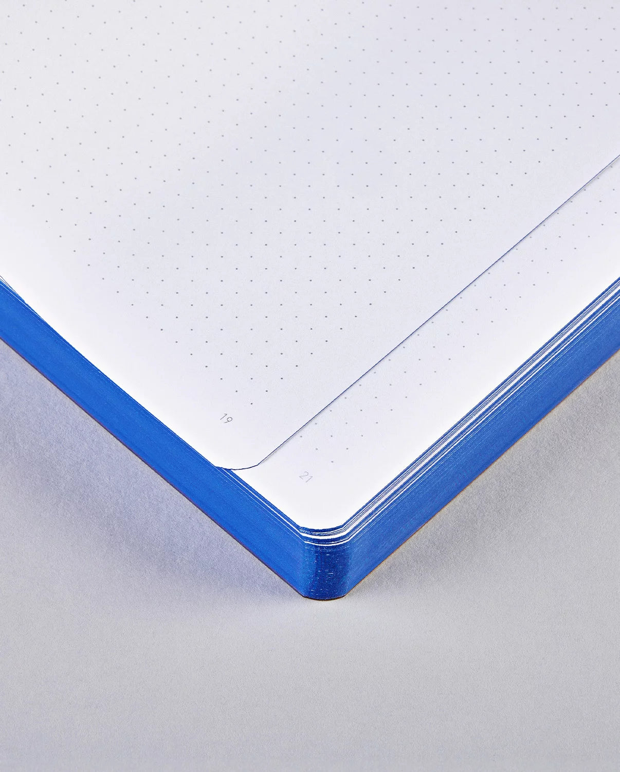 nuuna Notizbuch – 165 × 220 mm – 120 g/m² – Softcover, nummerierte Seiten, Fadenheftung, mehrfarbig