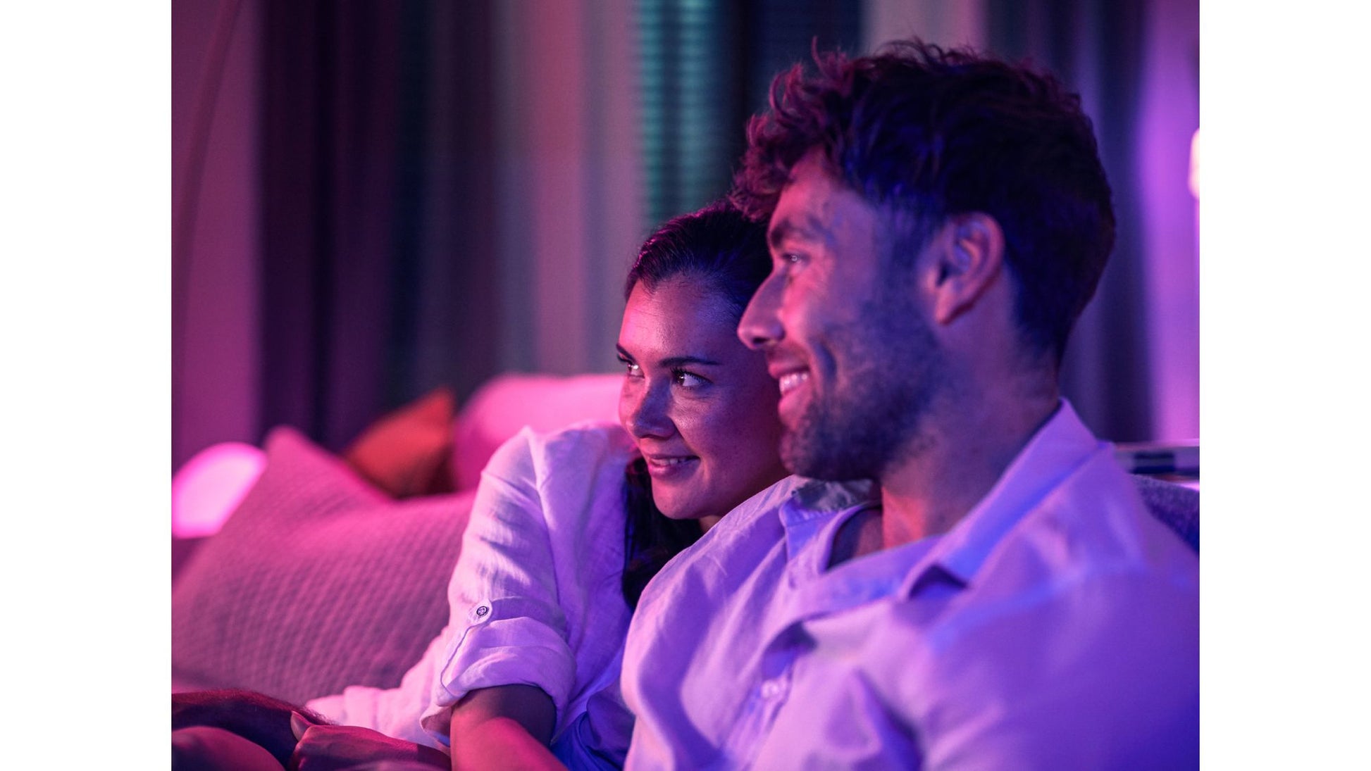 Philips by Signify Philips Hue Gradient Lightstrip 55 TV-Backlight-Set – ZigBee, einstellbares Weiss – für 55" Fernseher – Schwarz