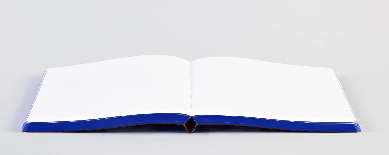 nuuna Notizbuch – 165 × 220 mm – 120 g/m² – Softcover, abgerundete Kanten, nummerierte Seiten, blau/weiss