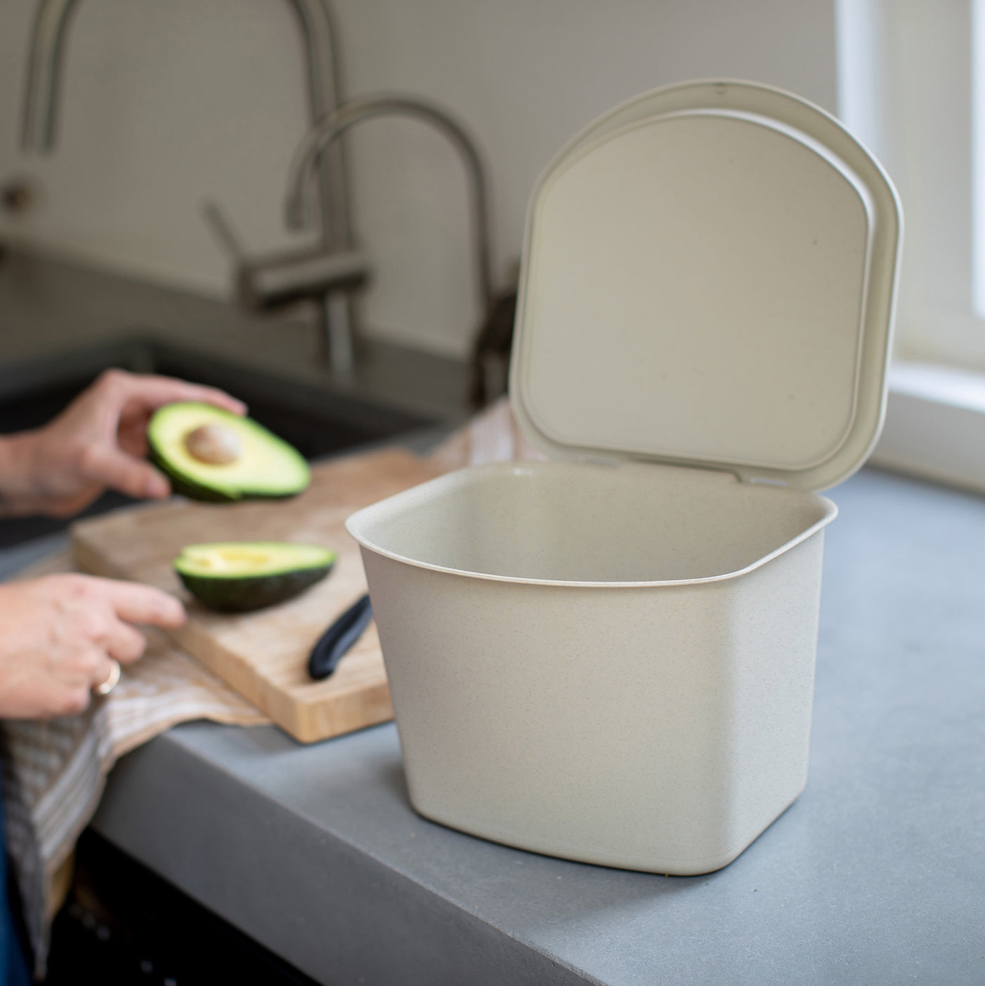 Koziol Komposteimer Bibo – 3 l – Kunststoff (biozirkulär) – Sand – BPA-frei