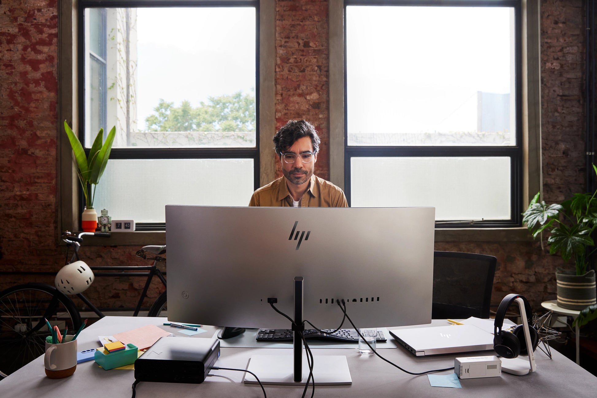 HP 738Pu – 37,5" Curved, 3840 × 1600 (UWQHD+), IPS Schwarz, Thunderbolt 4, KVM, LAN, DisplayHDR 400