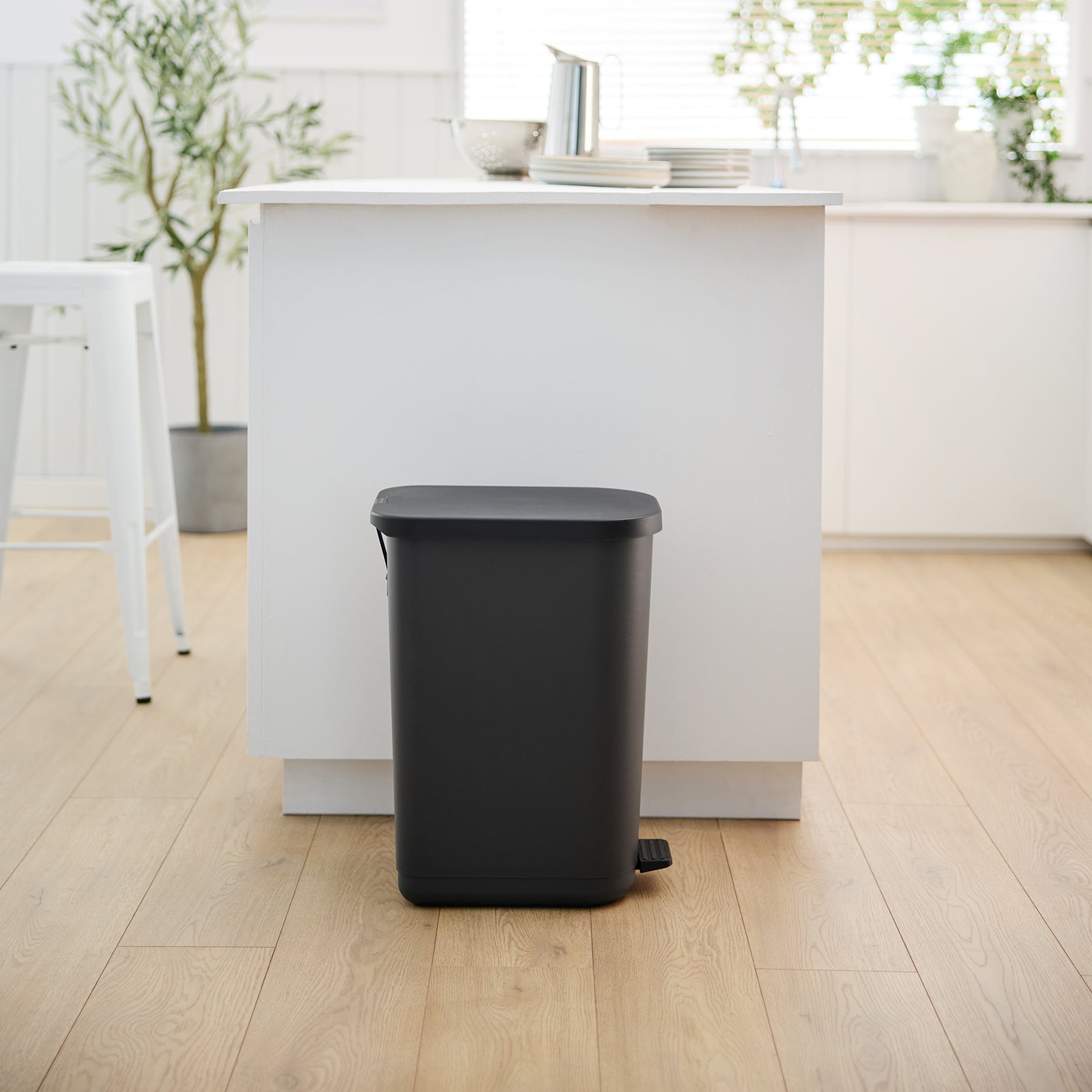 Rotho Treteimer ORBE – 35 l – Recycling-Kunststoff, rechteckig – schwarz – Anti-Rutsch