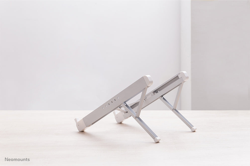 Neomounts Laptop-Ständer – für iPad Pro 12,9" (4. Gen.) – bis 17" – Höhenverstellbar, Traglast 5 kg – Silber