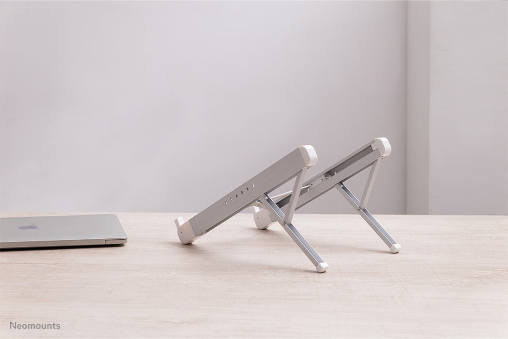 Neomounts Laptop-Ständer – für iPad Pro 12,9" (4. Gen.) – bis 17" – Höhenverstellbar, Traglast 5 kg – Silber