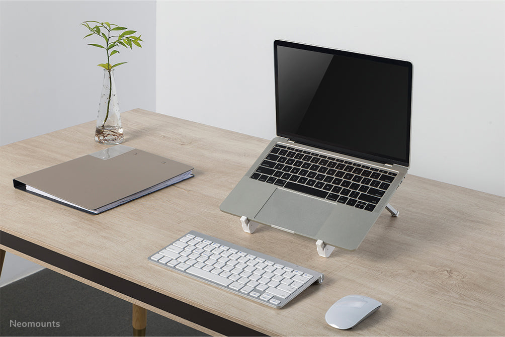 Neomounts Laptop-Ständer – für iPad Pro 12,9" (4. Gen.) – bis 17" – Höhenverstellbar, Traglast 5 kg – Silber