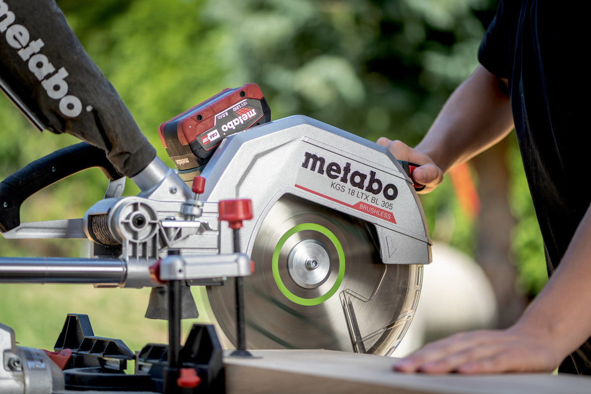 Metabo Kapp- und Gehrungssäge KGS 18 LTX BL 305 – 18 V (CAS) – Sägeblatt-Ø 305 mm – Solo – Brushless
