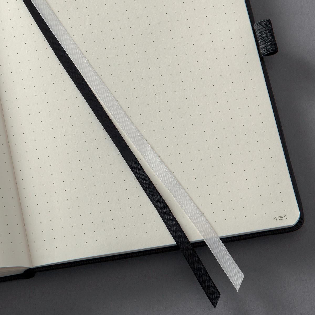 Sigel Notizbuch, 148 × 213 mm, punktkariert, Fadenheftung, 194 Seiten, 80 g/m² – schwarz
