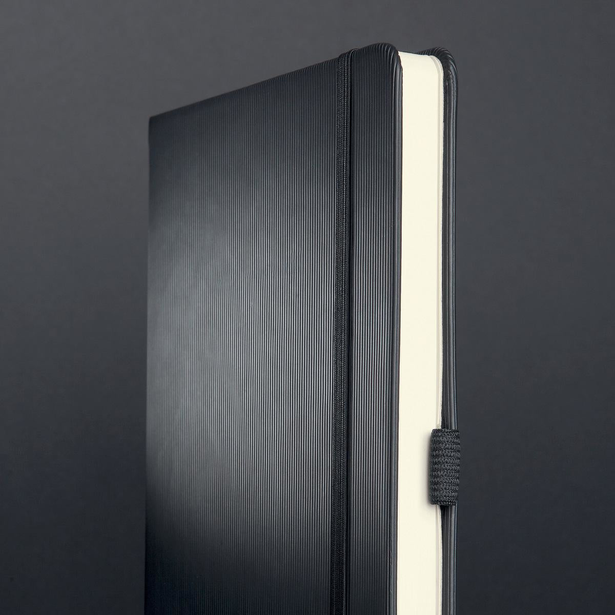 Sigel Notizbuch, 213 × 295 mm, punktkariert, Fadenheftung, 194 Seiten, 80 g/m² – schwarz