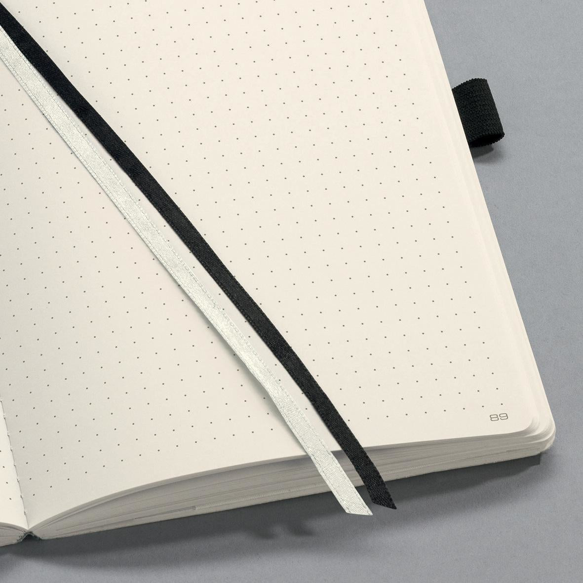 Sigel Notizbuch A4, punktkariert, Fadenheftung, 194 Seiten, 80 g/m² – schwarz