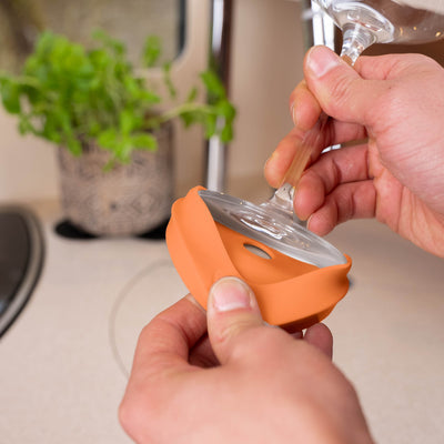 Silwy Magnet-Kondom – Ø 8,6 cm, H 12,0 cm, Silikon, Orange, mit Haftmagnet, rutschfest, für Stielgläser