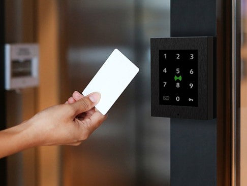 2N Access Unit 2.0 Touch – 108×45×131 mm, schwarz, IP54