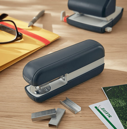 Leitz Cosy Heftgerät – 30 Blatt, für 24/6, 26/6, Grau