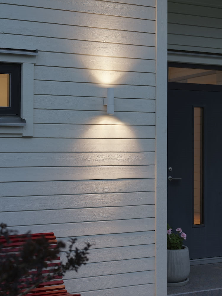 Konstsmide Aussenwandleuchte Temi – 6,5×23,5 cm – 2×7 W – IP54 – Netzbetrieb – dimmbar – Weiss, Glas