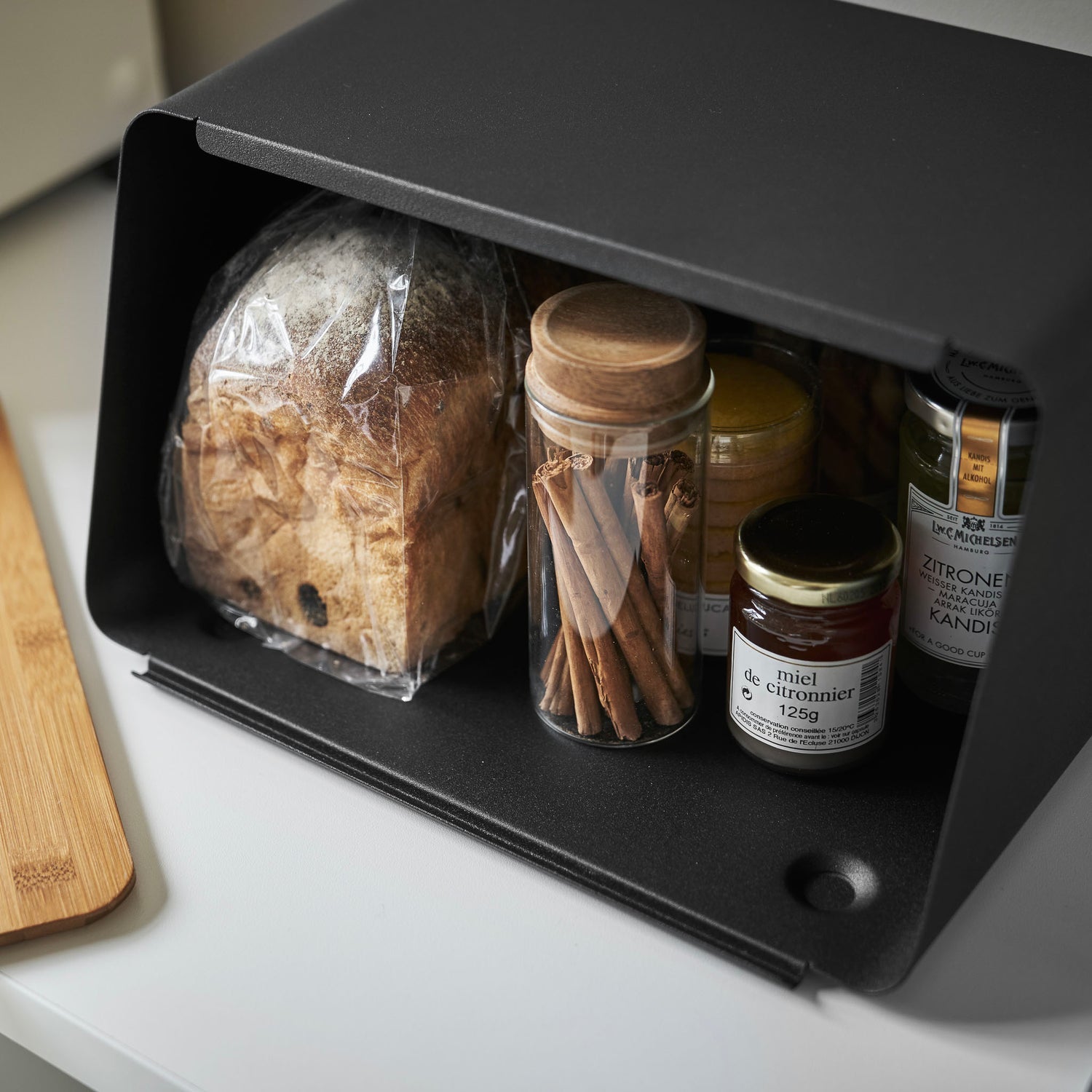 Yamazaki TOWER – Brotkasten 12,5 l, 31,5 × 24,5 × 18,5 cm, Edelstahl/Bambus, Schwarz, inkl. Schneidebrett