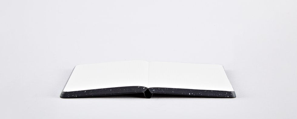 nuuna Notizbuch – 108 × 150 mm – 120 g/m² – Fadenheftung, nummerierte Seiten, Recycling-Leder – schwarz/weiss
