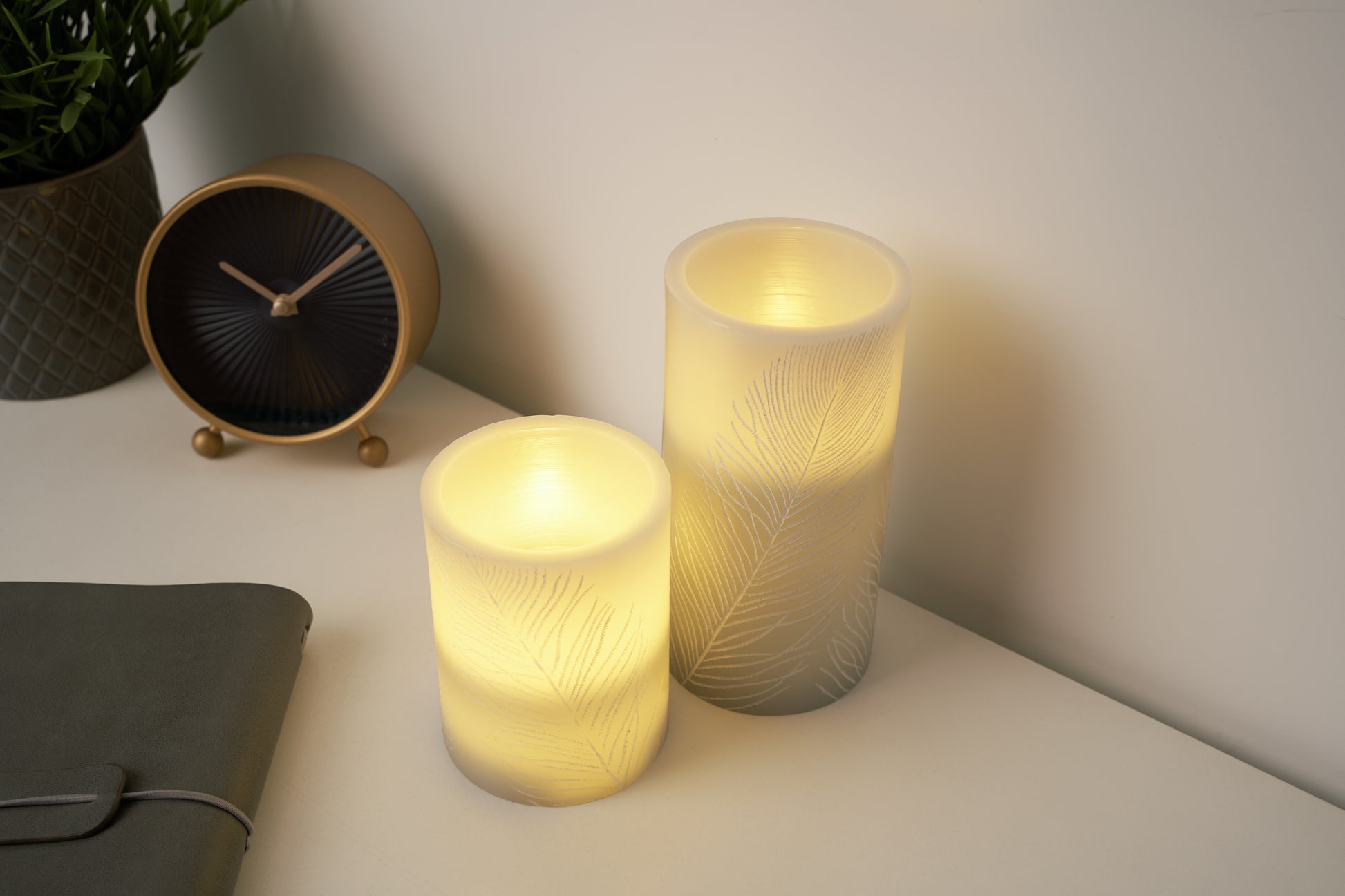 Pauleen LED-Wachskerze Cosy Feather – 2er Pack, Warmweiss, Timer, Flackernd, Grau/Weiss