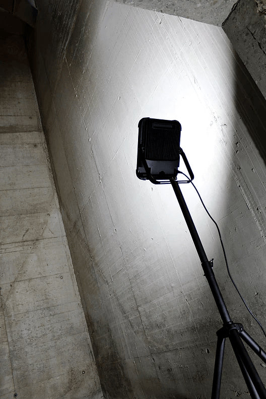NORDRIDE Aussenwandleuchte – 29,2×37,5 cm – 10 000 lm, 100 W – Kaltweiss, 6000 K – IP67 – Netzbetrieb – Schwarz