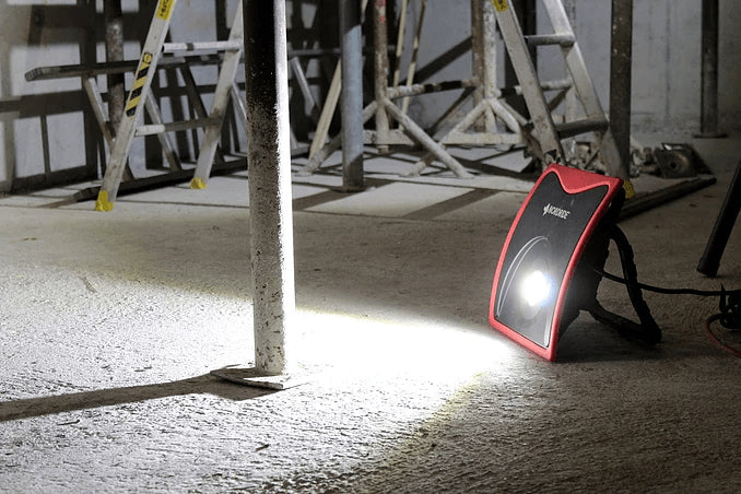 NORDRIDE Arbeitsleuchte 2041 COB Powerlight – 5000 lm, 60 W, dimmbar, Netzbetrieb, IP54 – Rot
