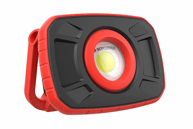 NORDRIDE Arbeitsleuchte 2044 Slim Power – 1000 lm, 10 W, 6000 K, dimmbar, IP66, schwarz/rot