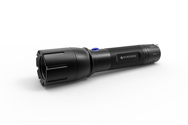 NORDRIDE Taschenlampe PRO R – 1300 lm, 280 m, IP65, USB, Akku, 6 Modi – Schwarz
