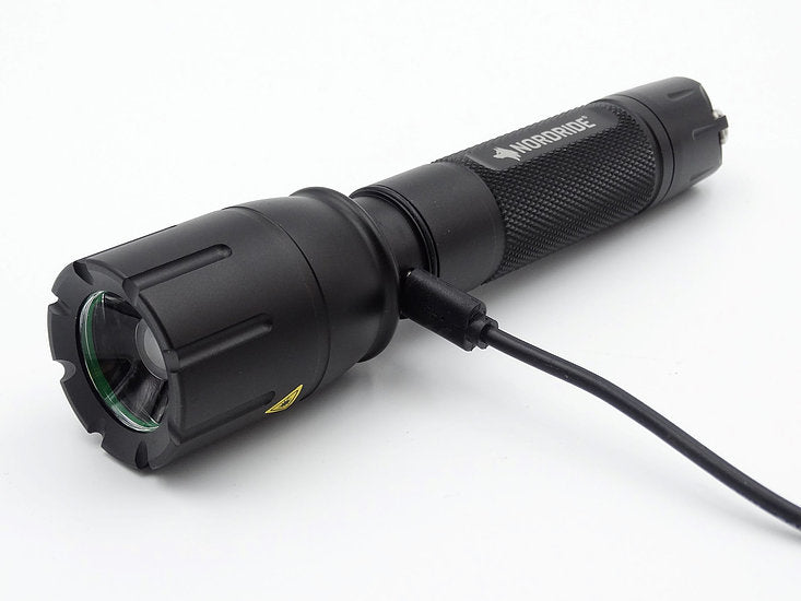 NORDRIDE Taschenlampe PRO R – 1300 lm, 280 m, IP65, USB, Akku, 6 Modi – Schwarz