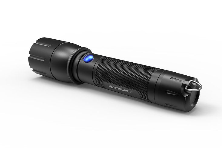 NORDRIDE Taschenlampe PRO R – 1300 lm, 280 m, IP65, USB, Akku, 6 Modi – Schwarz