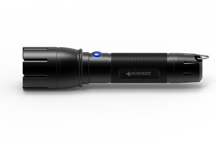 NORDRIDE Taschenlampe PRO R – 1300 lm, 280 m, IP65, USB, Akku, 6 Modi – Schwarz
