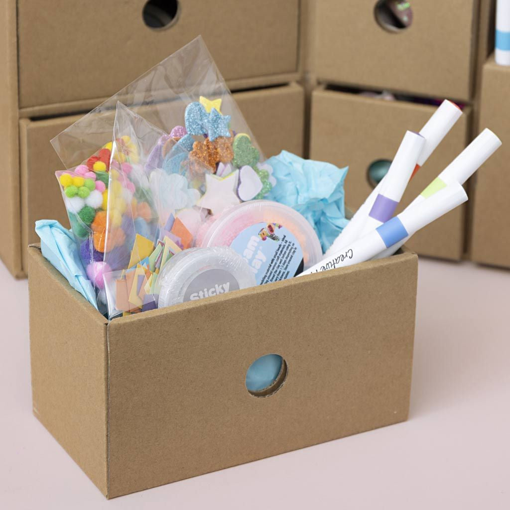 Creativ Company Bastelset – ab 4 Jahren – inklusive Ton, Marker, Aufkleber, Pom-Poms – mehrfarbig