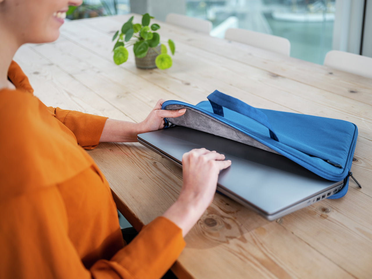 Trust Notebook-Tasche für Notebooks bis 16" – Trolley-Band, abnehmbarer Schultergurt – Blau