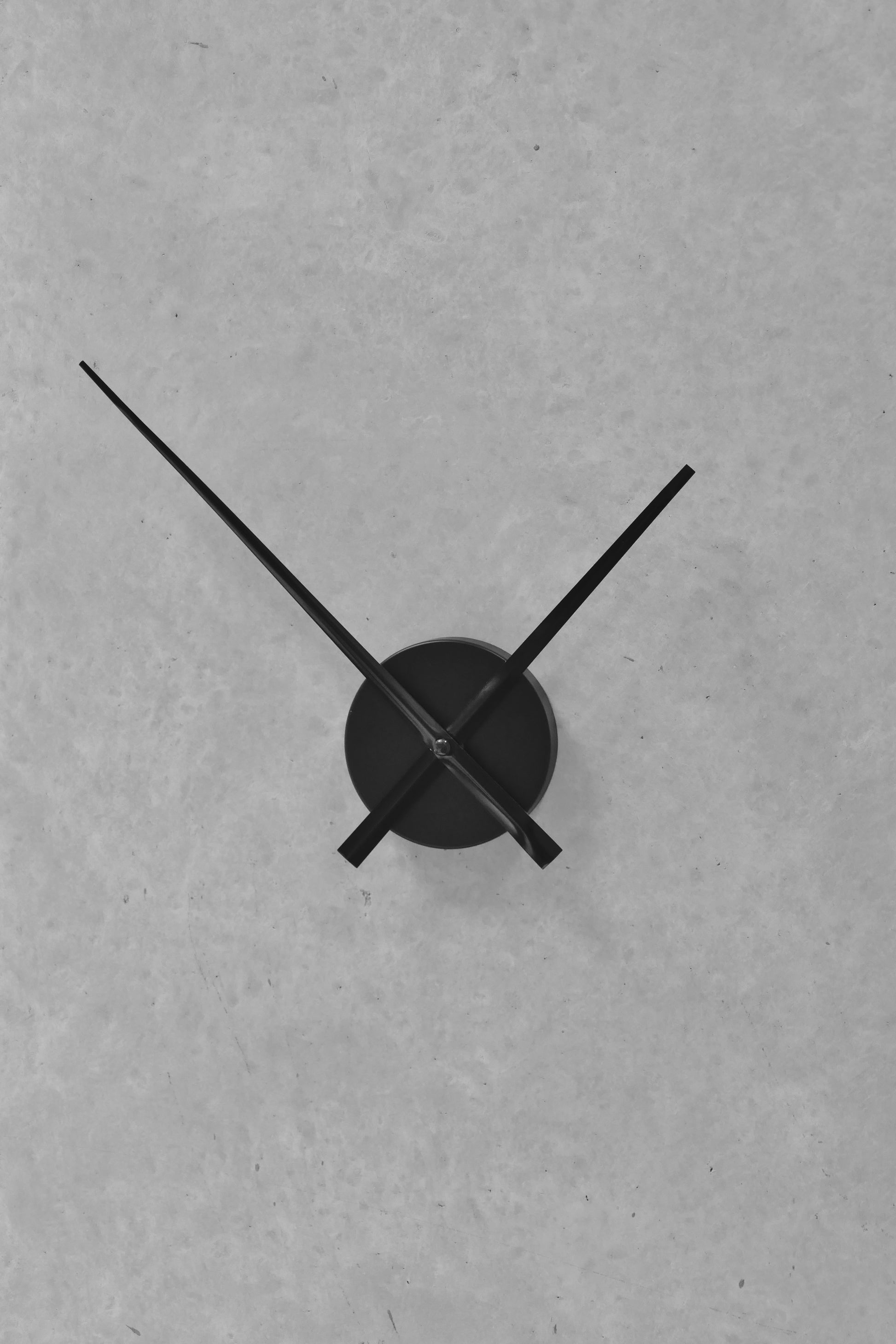 TFA-Dostmann TFA Dostmann MINIMALIST Wanduhr – Analog, Lautlos, Ø 31,0 cm, Schwarz, Metall
