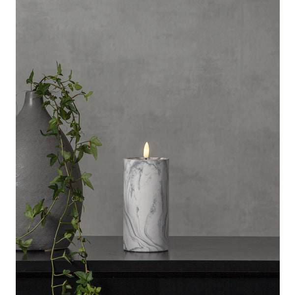 Star Trading LED-Säulenkerze Flame Marble – Ø 7,5 × 17,5 cm, Warmweiss, Grau, Timer 6/18 h, flackernd