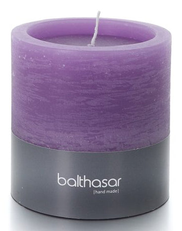 Balthasar Kerze – Ø 10 × 10 cm – Paraffin, Flieder – 50 h