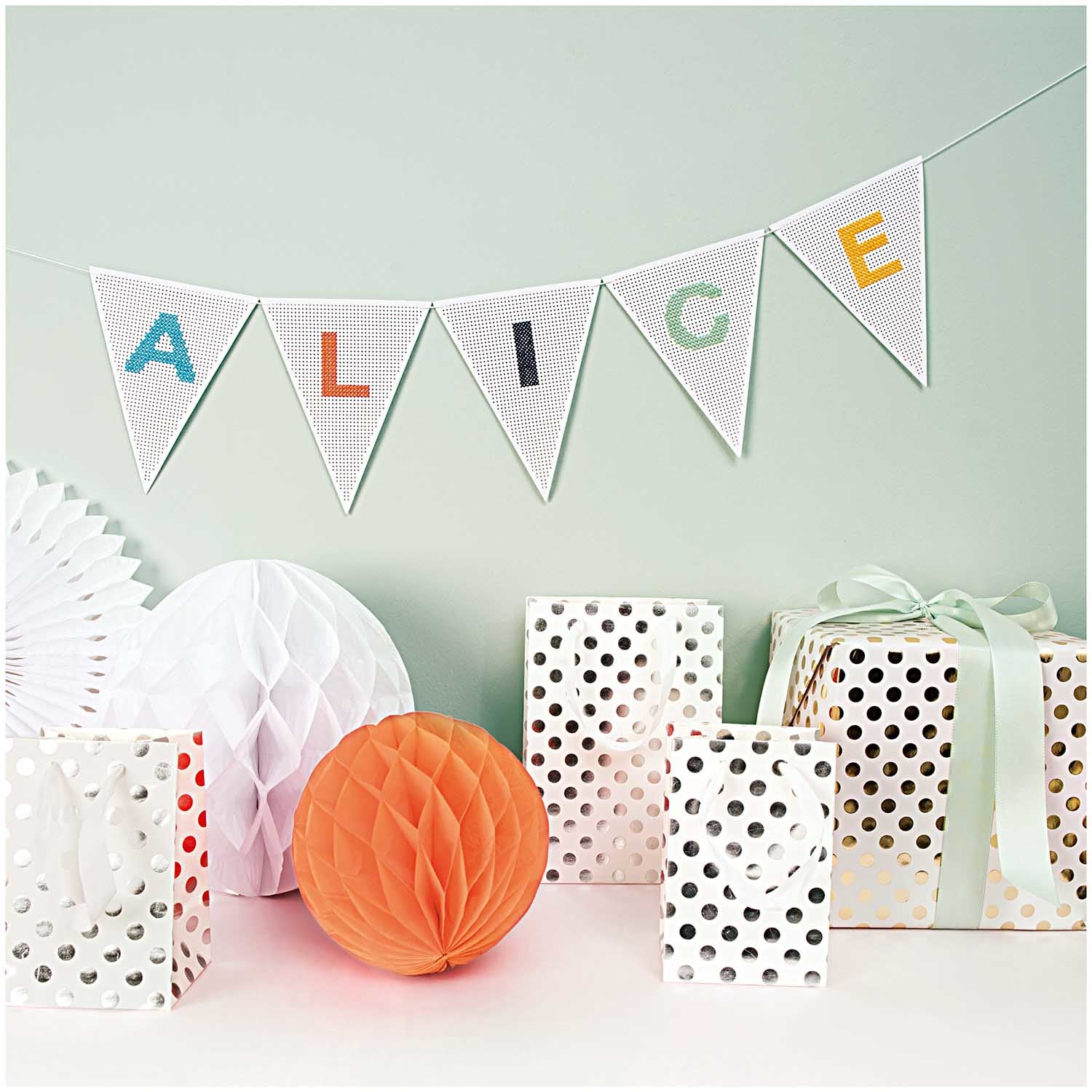 Rico Design Wabenpapier Bälle – weiss – Ø 20, 25 und 30 cm – Papier – 3 Stk – mit Klettverschluss