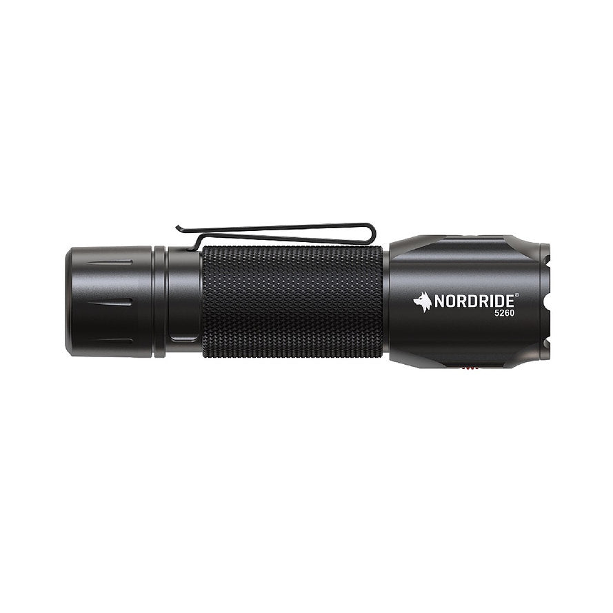 NORDRIDE Taschenlampe SPOT Defender – 1100 lm, 190 m, IP68, USB, 2600 mAh Akku, 3 Stufen, SOS – Schwarz