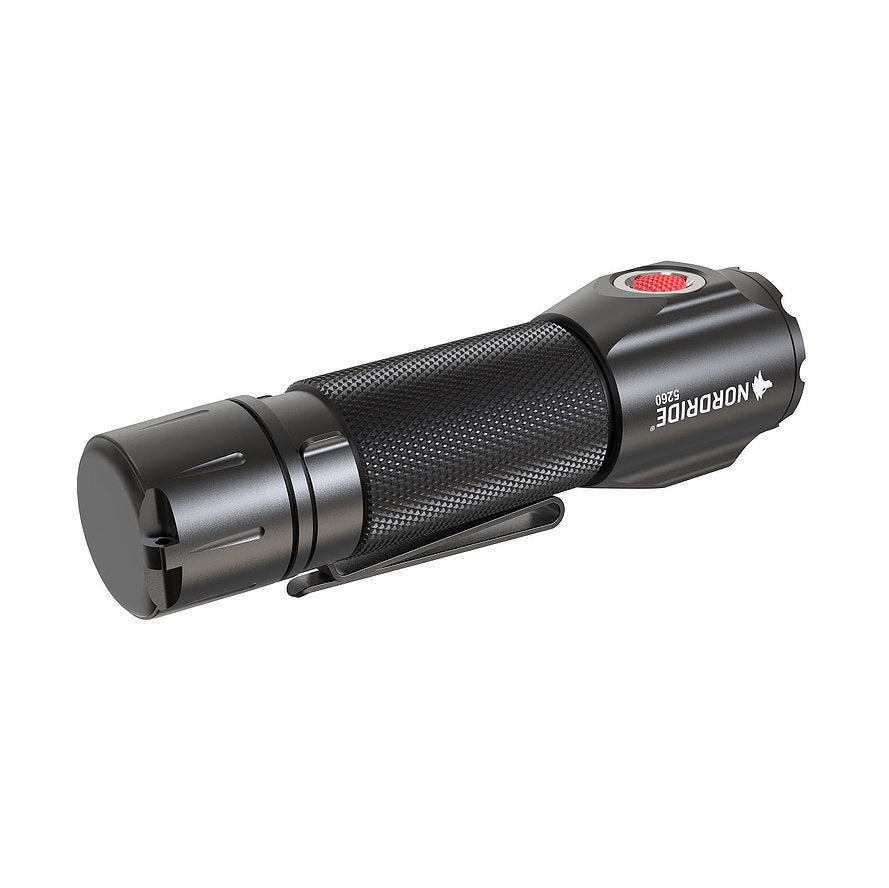 NORDRIDE Taschenlampe SPOT Defender – 1100 lm, 190 m, IP68, USB, 2600 mAh Akku, 3 Stufen, SOS – Schwarz